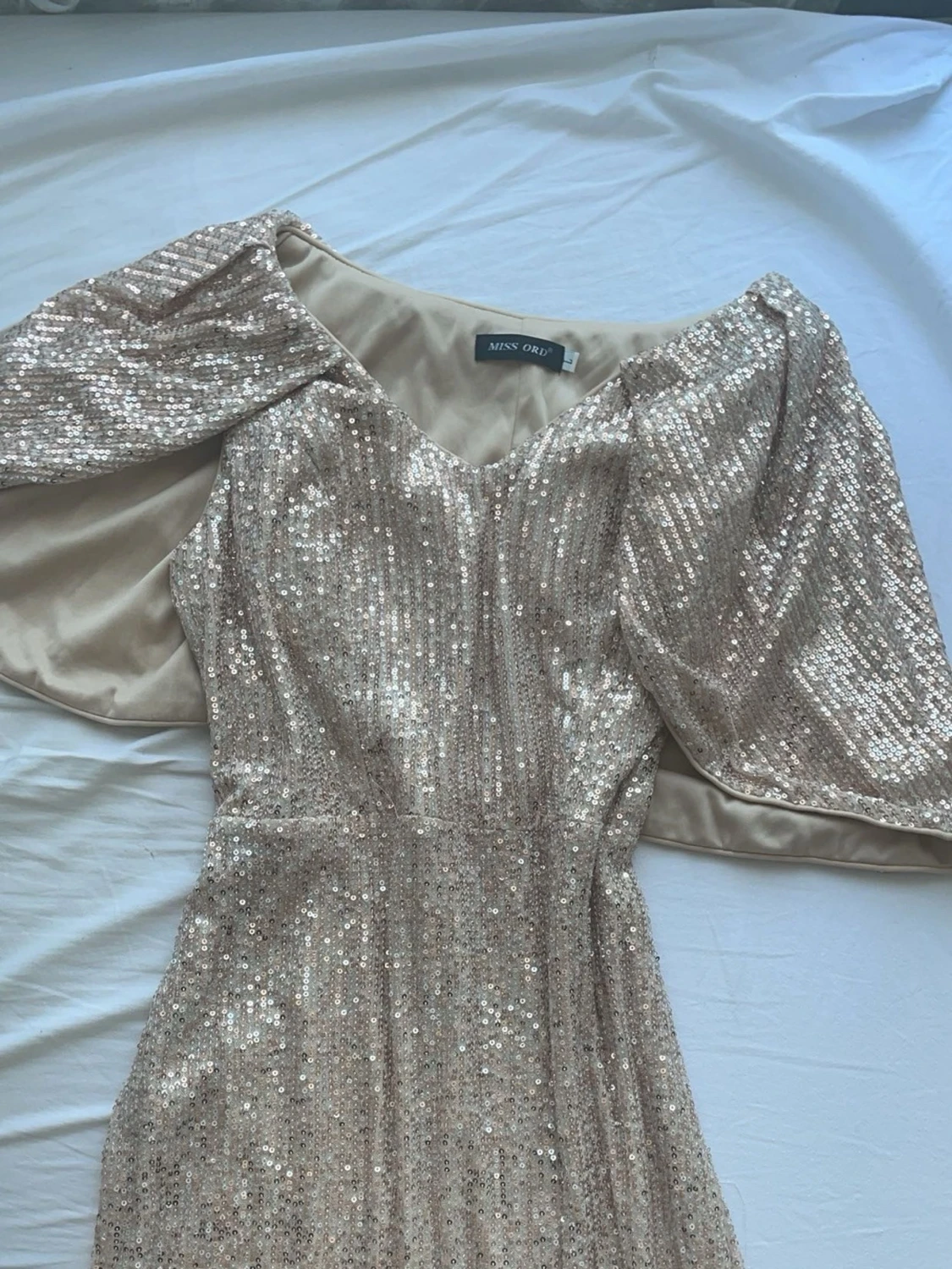 Glittrig champagnefärgad långklänning