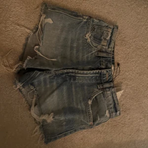 Zara shorts - Säljer ett par blå denimshorts från Zara i storlek EUR 32💗De är nya och oanvända💗