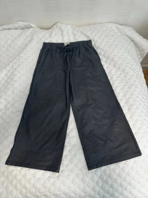 Margit Brandt Copenhagen svarta byxor - Svarta byxor från Margit Brandt Copenhagen. Byxorna har resår i midjan och vida ben.