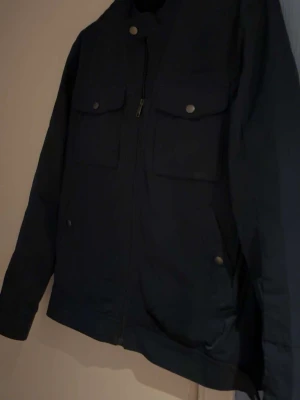 Overshirt jacka ifrån east west - Mörkblå jacka, storlek M, skicket är bra, inga synliga defekter, jag säljer denna billigt endast 199 kr! 