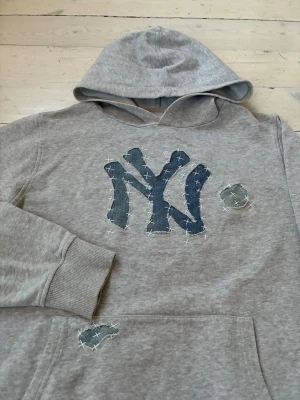 1 of 1 Handmade hoodie - Säljer denna 1 of 1 hoodie jag handgjort själv från en vanlig hoodie och ett par Levi’s jeans med egen design 🙌  Bredd: 56 cm  Längd: 62 cm