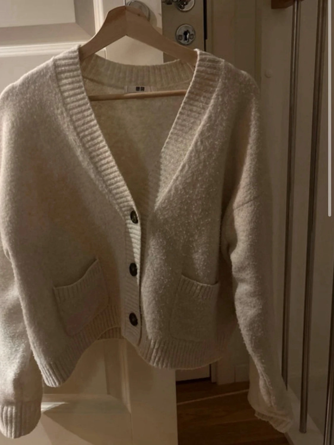 Beige kofta med fickor från Uniqlo