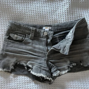 Grå jeansshorts från Gina Young  - Snygga grå jeansshorts med klassisk femficksdesign från Gina Young. Shortsen har bälteshällor, knappgylf och bakfickor med lock och knapp. Shortsen är i denim med mycket stretch. Perfekta för varma dagar och en avslappnad stil. 💛 Använda fåtal gånger så är i fint skick!! Köpta för 300kr men säljer för 150kr. Kan gå med på prisförslag vid snabb affär💛