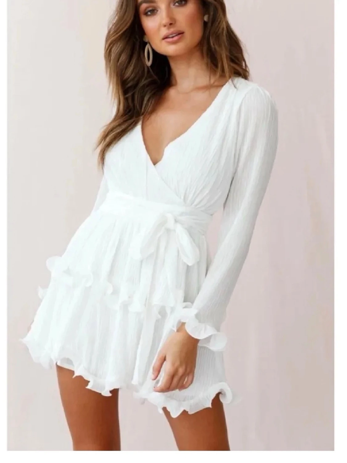 Vit klänning med volanger