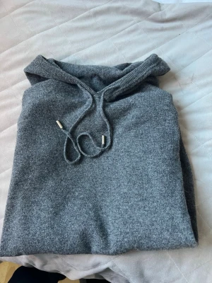 Mörkgrå Kashmir hoddie  - Säljer denna helt nya Kashmir hoddie ifrån Casadivogue