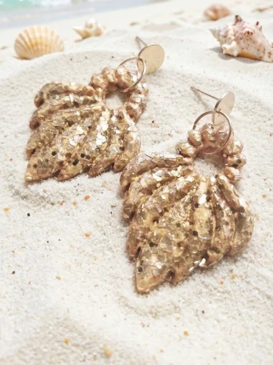 Örhängen i Polymerclay "Guldlöv" - Ca 4x3 cm Handgjorda örhängen i Polymerclay. Härdade i ugn. Alla smyckesdelar är i äkta silver,  guldpläterat eller rostfritt stål. Ett lätt material som inte tynger ner öronen. Allergivänligt ❤️