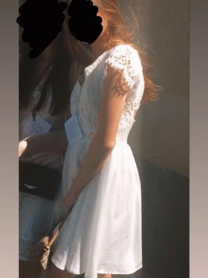 Vit spetsklänning  - Hej! Säljer denna vita klänning i spets och öppen rygg. Klänningen är från Chiara Forthi Milano och är i storlek S. Den är i mycket bra skick och har inga defekter. Passar perfekt till skolavslutningar eller liknande. 😇💓🌸🌷