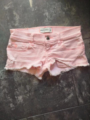 Neon lågmidjade jeansshorts  - 2026 is the new 2016….spara annonsen! 