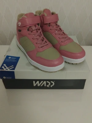 Rosa och beige sneakers från Warp - Snygga sneakers från Warp i rosa och beige med vita detaljer. Helt nya och aldrig använda. Nypris: 600 kr, men de är slutsålda. Du är välkommen att skicka prisförslag:) 