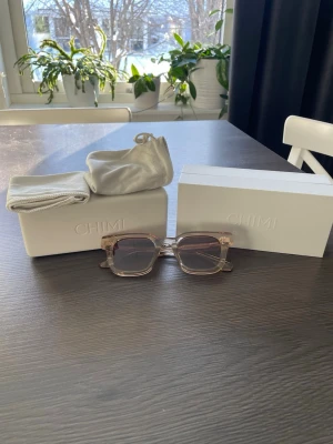 Chimi Ecru Core 4 - Säljer mina chimis då dom var för små. Nästintill oanvända. Lådor, påse till glasögonen och duk att putsa följer med.