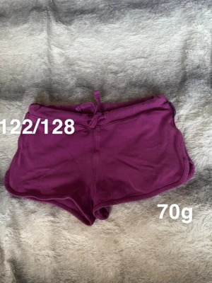 Lila shorts med snörning - Snygga lila shorts med snörning i midjan. Perfekta för sommaren och har en sportig look med rundade kanter. Passar dig som gillar bekväma och stilrena plagg.🌸 Fint använt skick. Storlek 122/128