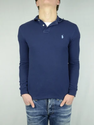 Ralph Lauren långärmad piké - RALPH LAUREN LÅNGÄRMAD PIKÉ Storlek : S Passform : Normal Användning : Skjortan är i ett väldigt fint skick utan defekter Nypris : Cirka 1700SEK Modellen på bilen är 182CM och väger 78KG