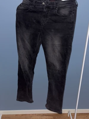 Svarta jeans från Lee - Säljer ett par svarta jeans från Lee med klassisk femficksmodell och lätt tvättad look. Jeansen har normal midja, raka ben och Lee-logga på bakfickan. Perfekta för dig som gillar en avslappnad men ändå stilren stil.💫🙌