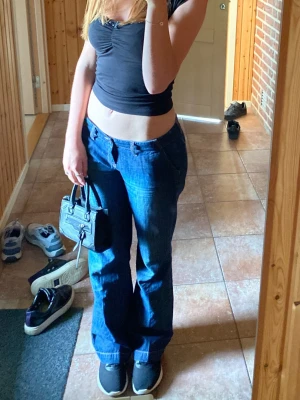 Mörkblåa Low waist jeans  - Jättesnygga och sköna bootcut och  Low waist jeans , de är i storlek W27 L 31 och det är ungefär som Xs 🩷