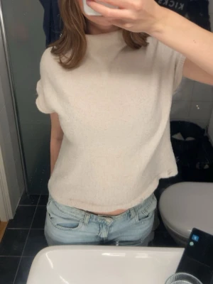 stickad topp - Snygg beige stickad topp med korta ärmar och halv polo. Inga defekter 