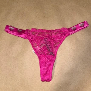 Ny! Victoria’s Secret rosa spetstrosa med strass i hjärtan - Ny med prislapp! Slutsålda Victoria’s Secret trosor i rosa spets och strass som formar hjärtan. Tyvärr inte i min storlek. Värde 250+