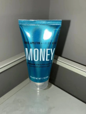 Color Wow Money hårinpackning - Säljer en blå tub med Chris Appleton + Color Wow Money Masque, en hårinpackning för superglansigt och lyxigt hår. Tuben rymmer 50 ml och är tillverkad i plast. Perfekt för dig som vill ha mjukt, glansigt och återfuktat hår.