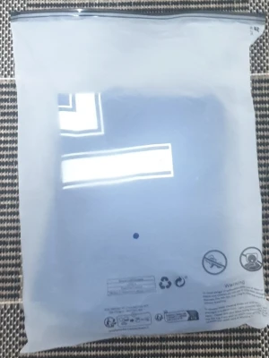 Blå PSG matchtröja Jordan x PSG - Säljer en blå PSG matchtröja i samarbete med Jordan. Tröjan har vita detaljer, vingmönster på axlarna och tryck med Qatar Airways på bröstet. Champions League-märke på ärmen och PSG-logga på bröstet. Perfekt för fotbollsfans!