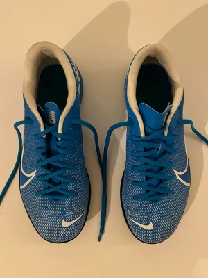 Nike futsal skor - Säljer ett par blåa merculiar futsal skor från nike i storlek 37,5. Pris kan disskuteras och skriv gärna vid frågor!🩷