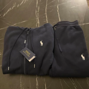 Mörkblå  från Polo Ralph Lauren Strl S -  Säljes en väldigt fin och fräsch dress från Polo aldrig använt endast testad 1 gång och legat i skåpet sedan dess! Inga slitage eller liknande finns alls! Strl S Herr Mörkblå med vit häst  Finns i Stockholm, kan mötas upp eller frakta
