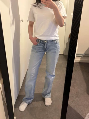 Ljusblå raka jeans från Bikbok - Säljer ett par ljusblå jeans från BikBok med rak passform och klassisk femficksdesign. Jeansen har låg midja och är i storlek W24/L30. Hör gärna av er vid frågor eller funderingar😊🫶🏼