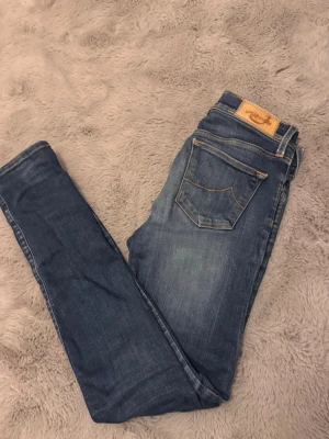 Jacob cohen jeans w25 - Säljer sjukt feta Jacob cohen jeans i w25 som det står ”go to bed with a dream..”. De är i sjukt bra skick förutom att de har ett litet hål vid skrevet(se sista bild). De sitter slim men är väldigt stretchiga i materialen vilket jag verkligen har älskat. Hör av er vid frågor