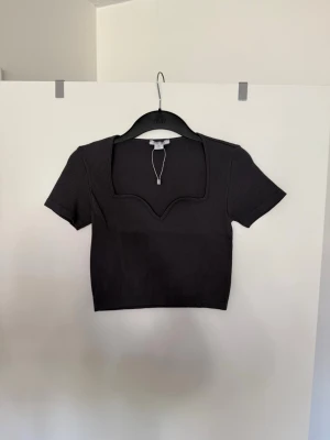 Ribbad t-shirt grå - Storlek M. Aldrig använd. Köpt i butik så kan finnas skavanker. 