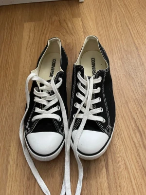 Låga Converse  - Låga Converse i storlek 40 dam. Köpa på Vinted. Tyvärr för små för mig så jag säljer dem vidare. Mycket bra skick!