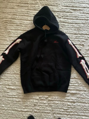 Stickad Amiri Hoodie - Riktigt unik Amiri hoodie i storlek S. Har aldrig sätt någon annan med samma hoodie. Pris kan diskuteras vid snabb affär.