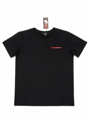 Svart t-shirt från Prada - Svart t-shirt från Prada med diskret röd logga på bröstet. Klassisk rund halsringning och korta ärmar. Tillverkad i mjuk bomull för en skön känsla och stilren look. PRISET KAN DISKUTERAS!