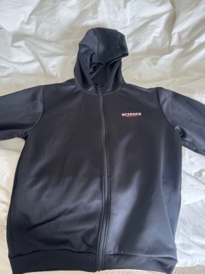 Svart mckenzie zip up hoodie  - Säljer svart mckenzie zip up hoodie. Fint skick. För mer frågor eller bilder skriv privat. Passar en xs/ liten s 