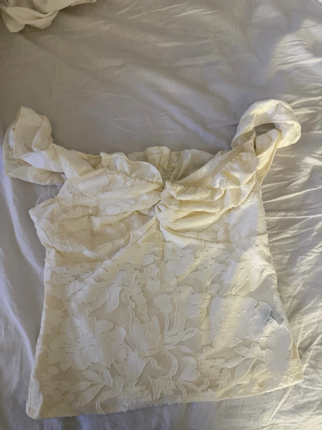 Offshoulder spetsblus i ljus beige