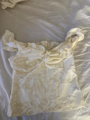 Offshoulder spetsblus i ljus beige - Offshoulderblus i beige snygg till sommaren knappt använd!❤️