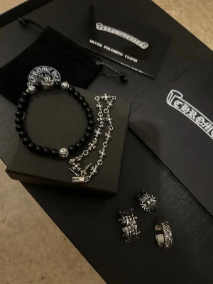 2 armband! 1 silver + 1 pärlarmband, 3 ringar!! - absolute insane deal, först till kvarn. Armbandet är riktig sterling silver! 925. 18-20 cm lång. runt 8 gram. Ringarna är öppen storlek 😎😆‼️‼️allt är helt nytt såklart!!