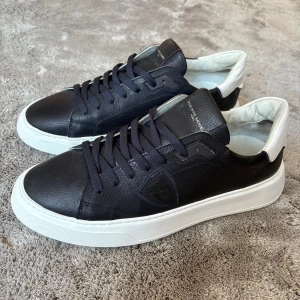 Philippe Model sneaker - Philippe Model Temple Veau. Handgjorda i Italien, nypris ca 4000 kr. Använda fåtal gånger så dom är i väldigt fint skick. Storlek 46, skriv vid eventuella frågor 🙏