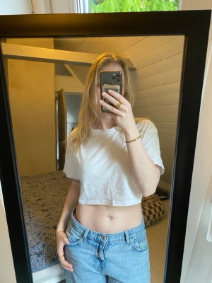Croppad t-shirt - Croppad T-shirt, använd men i väldigt fint skick. Tror den är köpt på NewYorker