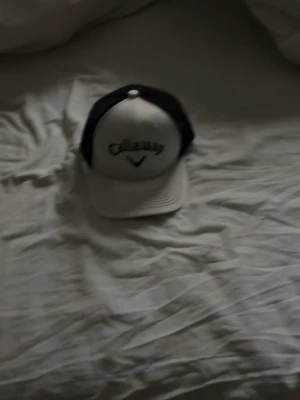 Callaway golf keps - Jag säljer min Callaway golfkeps eftersom jag har en annan titleist som jag gillar mer. Kepsen är i helt ny skick nästan oanvänd och nypriset är 399