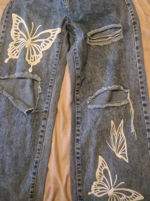 Jeans - Jeans med vita fjärilar