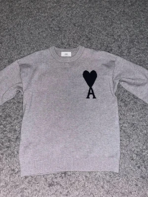 Ami Paris sweatshirt - Helt oanvänd, pris kan diskuteras vid snabb affär.