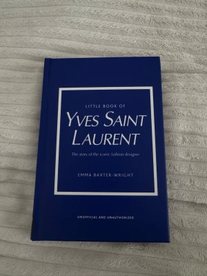 Little book of Yves Saint Laurent - Bara stått som prydnad. I mycket fint skick