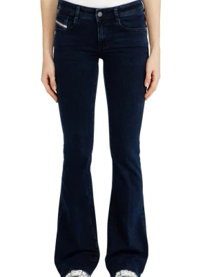 Mörkblå bootcut jeans från Diesel Industry - Snygga mörkblå bootcut jeans från Diesel med klassisk femficksdesign och låg midja. Jeansen har en liten logodetalj på fickan fram och patch med logga bak i midjan. Tillverkade i stretchigt denim för en bekväm passform. Innerbenslängd: 87cm