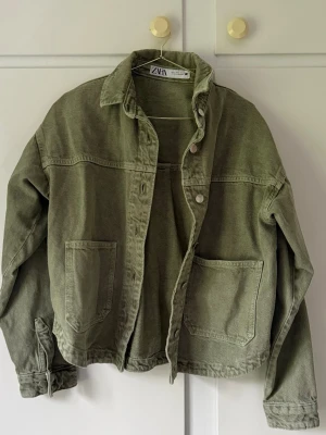 Grön jacka Zara - Grön jeansjacka från Zara Storlek S  Använd fåtal gånger! 💚