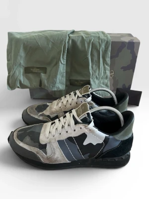 Valentino Rockrunners  - Bara skor inget annat tillkommer