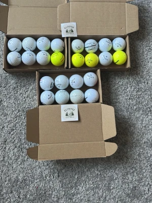 Gallaway mix Golfbollar från Elitetee - Säljer flera golfbollar i vitt och gula callaway bollar från Elitetee på TT. Bollarna levereras i kartonger och har klassisk rund form med dimple-mönster. Perfekt för dig som vill fylla på golfutrustningen med både vita och gula bollar.Några e bra skicka och några lite mer slitna