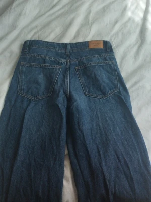 Baggy jeans ifrån Gina Tricot  - Snygga baggy jeans, mid rise baggy jeans ifrån Gina Tricot i storleken 34. Snygga till tajta och lösa ull tröjor! Knappt använd, orginal pris 500 kr. 