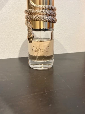 Lattafa Musamam White Intense parfym - Exklusiv parfymflaska från Lattafa, Musamam White Intense. Har så mycket och måste rensa. Blir tyvärr bara stående. Förvarats svalt och mörkt. Mängd kvar ca: 60-65 ml
