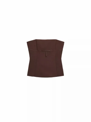 Brun korsettopp med snörning - Ny med prislapp kvar - Snygg brun korsettopp med diskret snörningsdetalj framtill. Toppen är axelbandslös och har en figurnära passform som framhäver siluetten. Perfekt att styla med jeans eller kjol för en trendig look.
