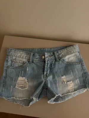 Coola jeansshorts  - super snygga jeansshorts ifrån miss Anna, skulle säga att de är storlek S