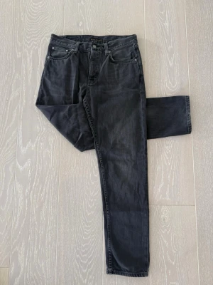 Svarta Nudie jeans  - Ett par feta Nudie jeans, knappast använda, går att förhandla vid pris. Det finns inga dumma frågor!! W29 L 30