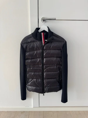 Moncler Cardigan - Svart unik moncler cardigan i storlek M. Kom vid funderingar😁